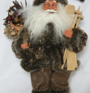 Santa med ski og gaver 30cm