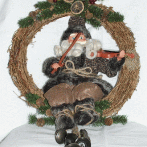 Santa med violin siddende i krans, 41cm