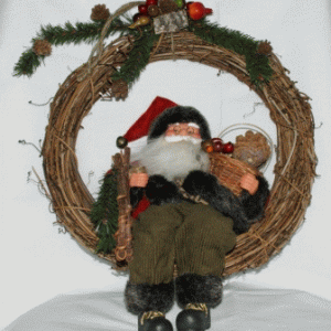 Santa med snesko siddende i krans, 41cm