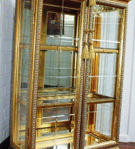 Medaljeskab  guld 62,5x30,5x102,5cm