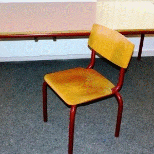 Skolestol formspændt bøg m. røde jernben