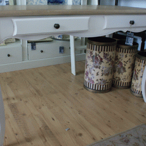 Skrivebord 130cm hvid med eg top