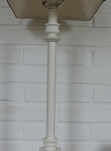 Lampe 82cm hvid m.firkant hør skærm