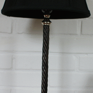 Lampe med snoede fod i nikkel finish