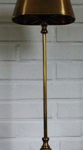 Lampe 55cm i messing m. metal skærm